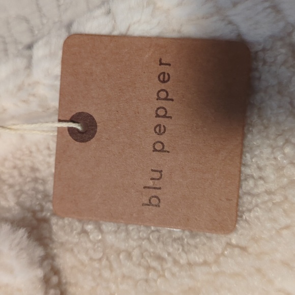 Short ,Chenille like button up Jacket - Picture 4 of 8